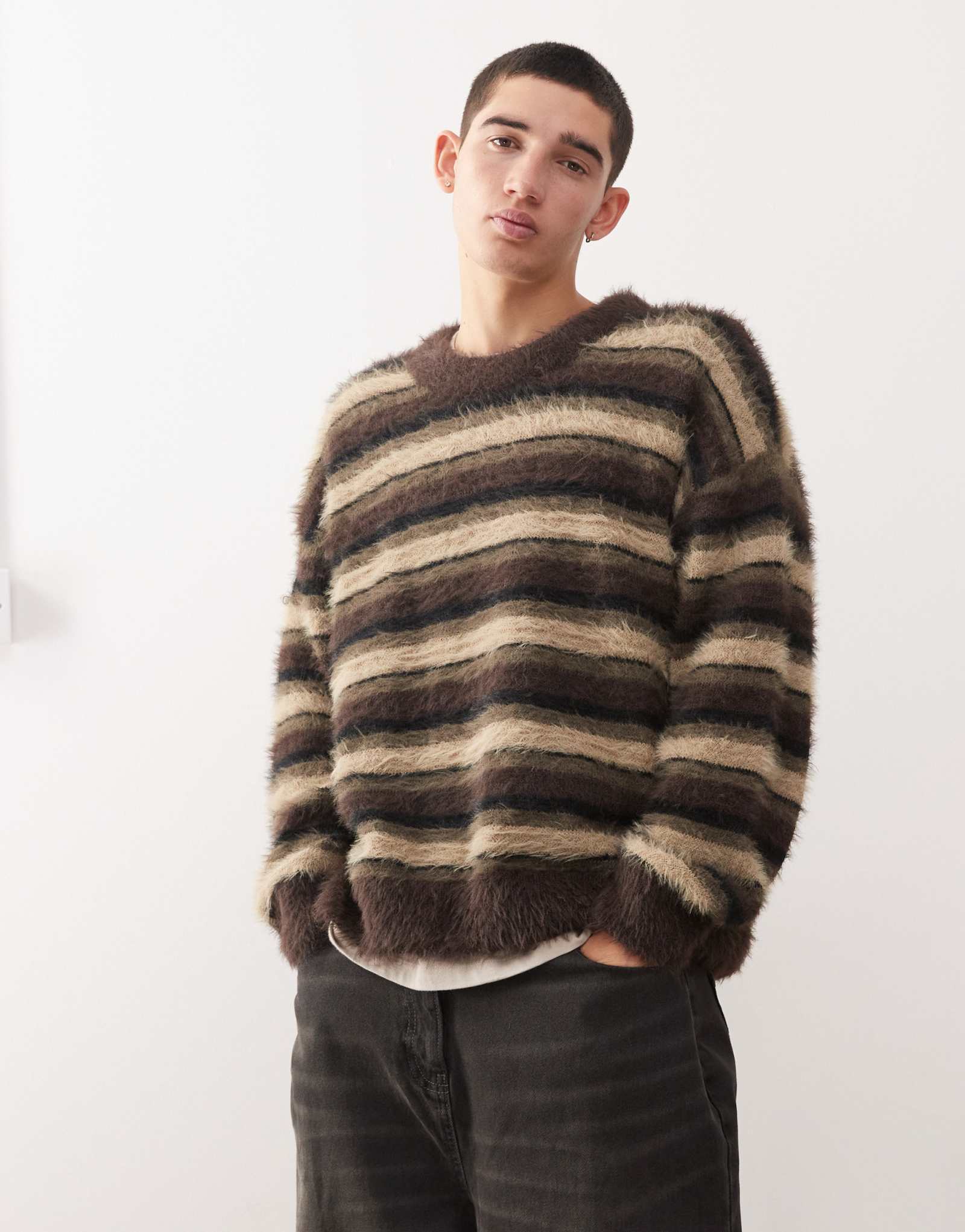 Повседневный объемный свитер мохнатой вязки в коричневую полоску