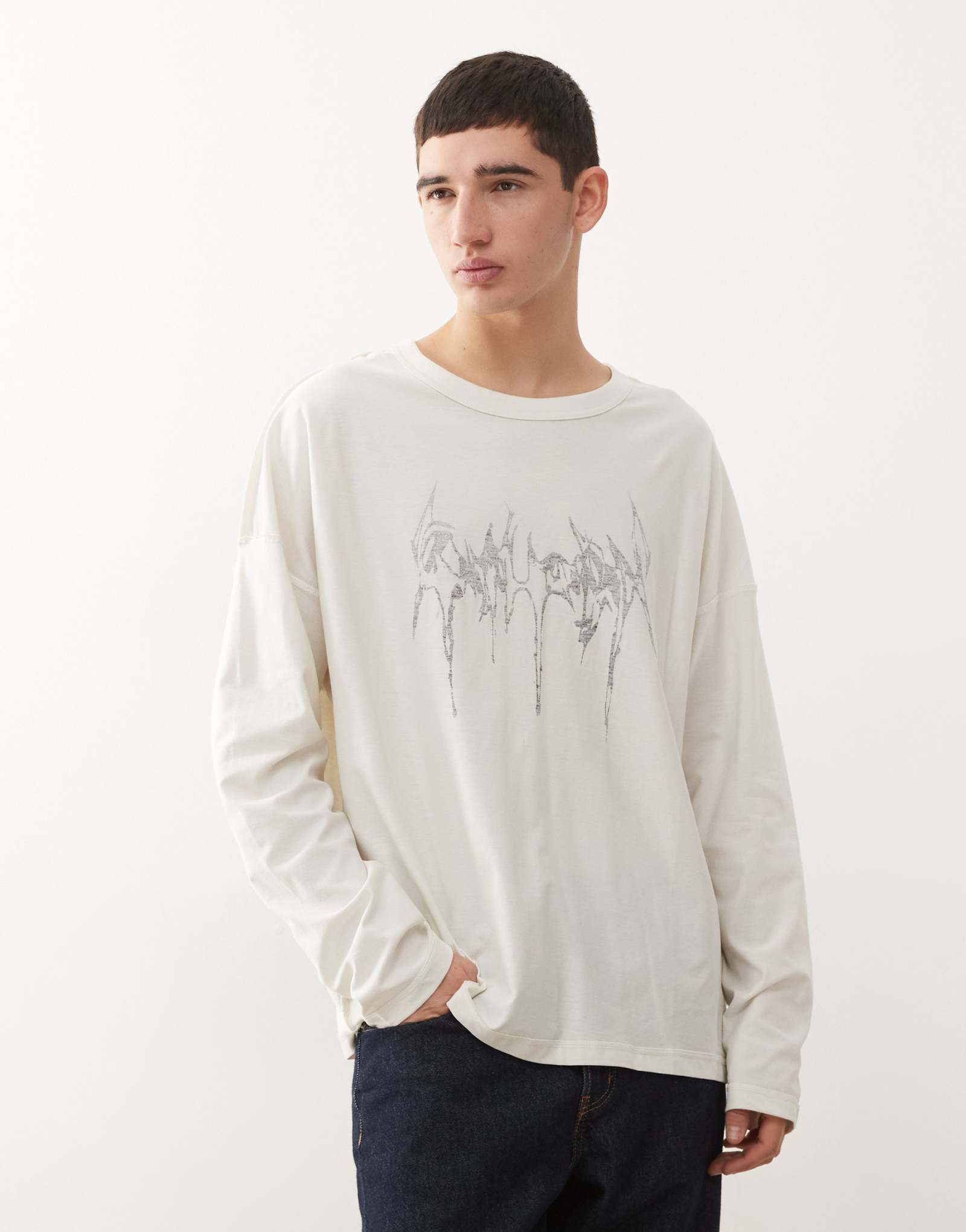 Повседневный топ оверсайз с длинным рукавом и графическим принтом белоснежного цвета
