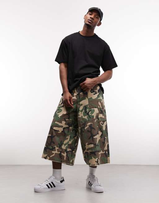 パンツ [OPEN YY] CAMO CARGO MIDI SHORTS, KHAKI Weekday oversized longline shorts in green camo | ASOS