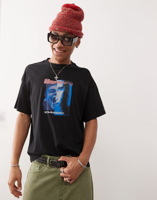 Weekday - Oversized og sort T-shirt med firkantet pasform og grafisk 'Young'-ansigtsprint