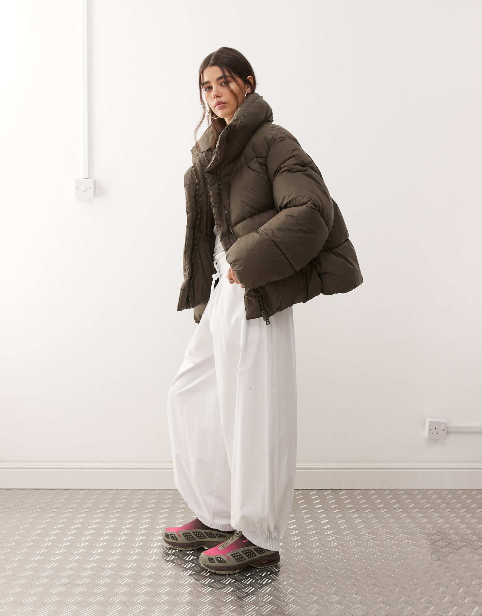 Пуховое пальто-оверсайз для буднего дня темно-коричневого цвета