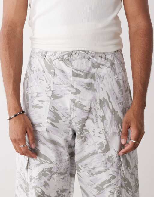 Weekday - Oversized råhvide cargobukser med grafisk print, 4 af 5