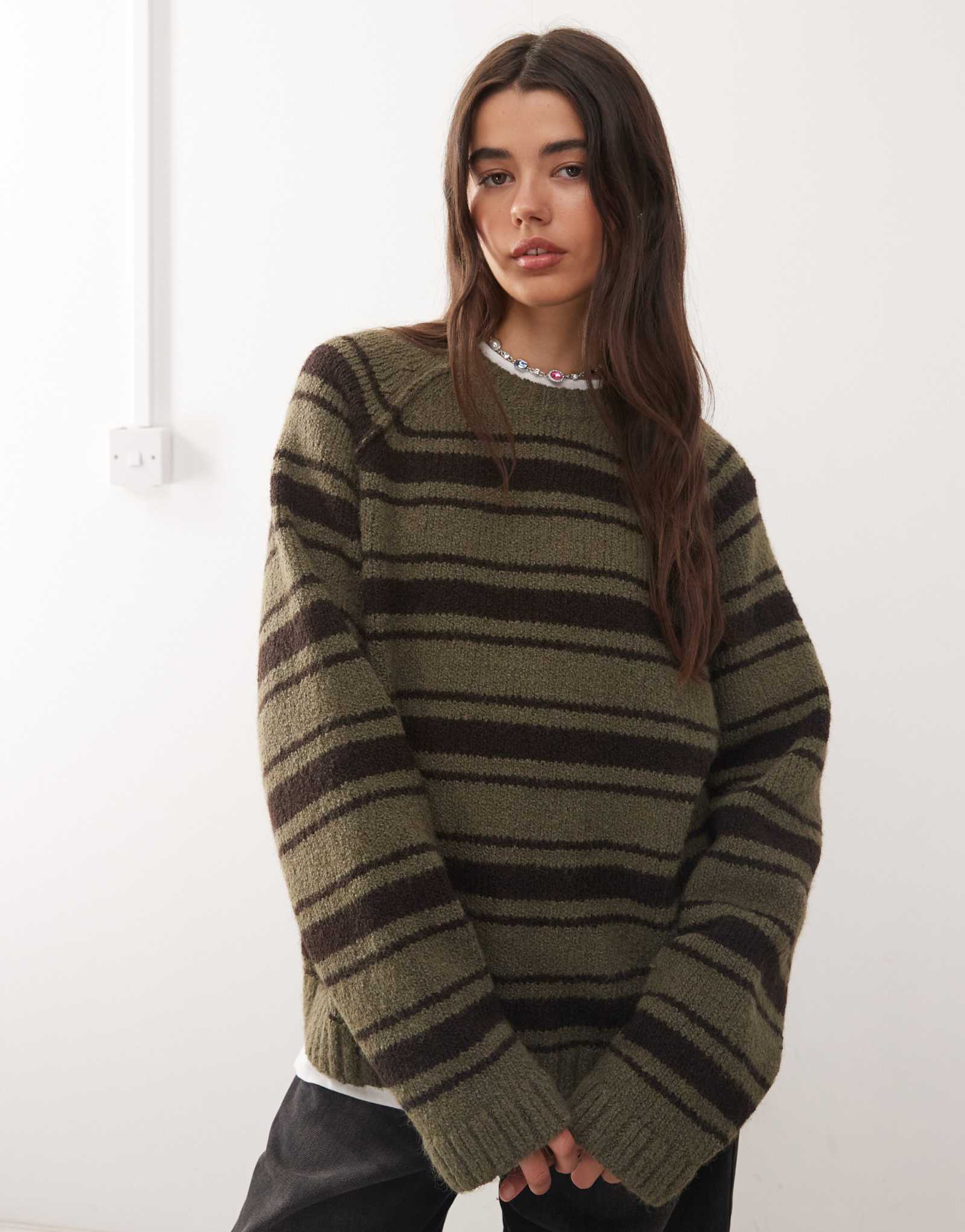 Повседневный свитер оверсайз с обратными швами из мягкой пряжи в полоску темно-хаки, зеленого и коричневого цветов