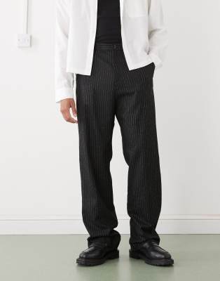 Weekday - Pantalon décontracté coupe ajustée à fines rayures - Noir