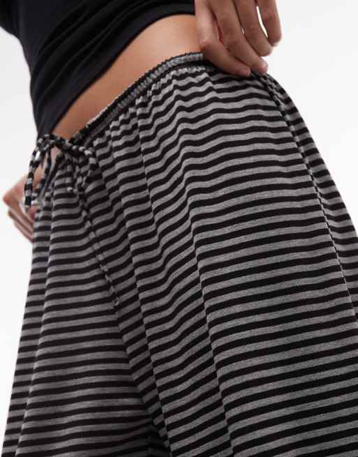 Weekday - Pantalon large drapé à rayures - Noir et gris, 4 de 5