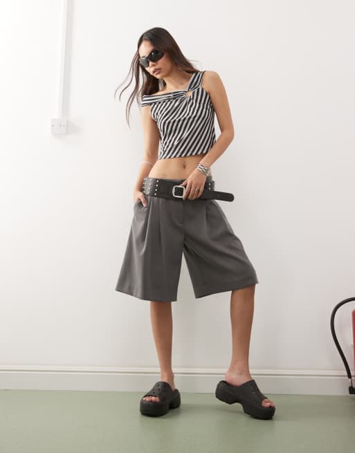 Weekday - Pantaloncini taglio lungo a fondo ampio sartoriali grigio scuro
