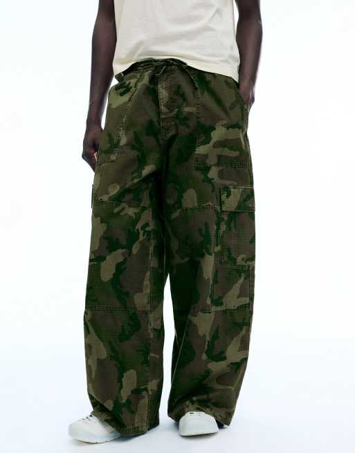 Weekday pantalones cargo oversize con estampado camuflaje, 2 de 4