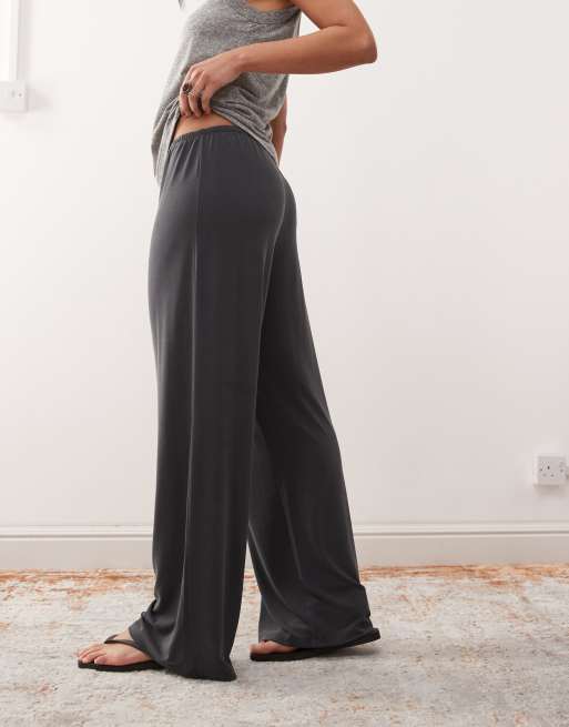 Weekday - Pantaloni drappeggiati super morbidi a fondo ampio neri