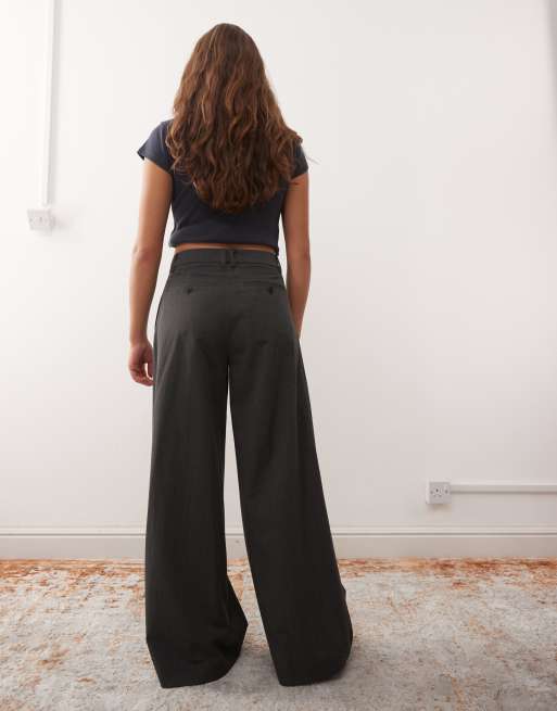 Weekday - Pantaloni oversize a fondo ampio grigio scuro mélange con pieghe in coordinato, 2 di 5