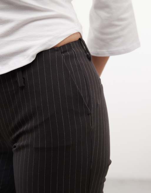 Weekday pantaloni sartoriali corti a righe sottili marrone scuro, 3 di 5