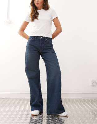 Weekday - Paz - Jeans in blauer Waschung mit weitem Bein und mittelhohem Bund