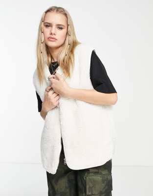 Weekday - Peggy - Gilet aus Fleece in gebrochenem Weiß