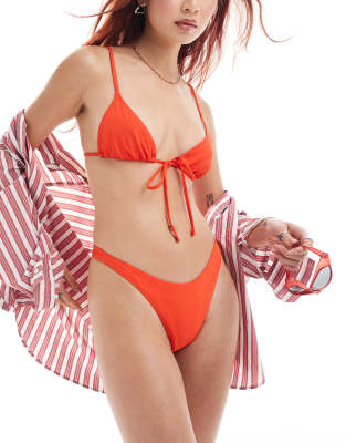 Weekday - Perth - Rotes Triangel-Bikinioberteil