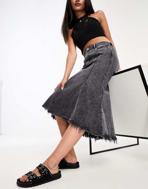 Weekday - Pim - Uitlopende denim midi rok met onafgewerkte zoom in zwarte wassing