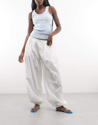 Weekday pleated balloon pants in white