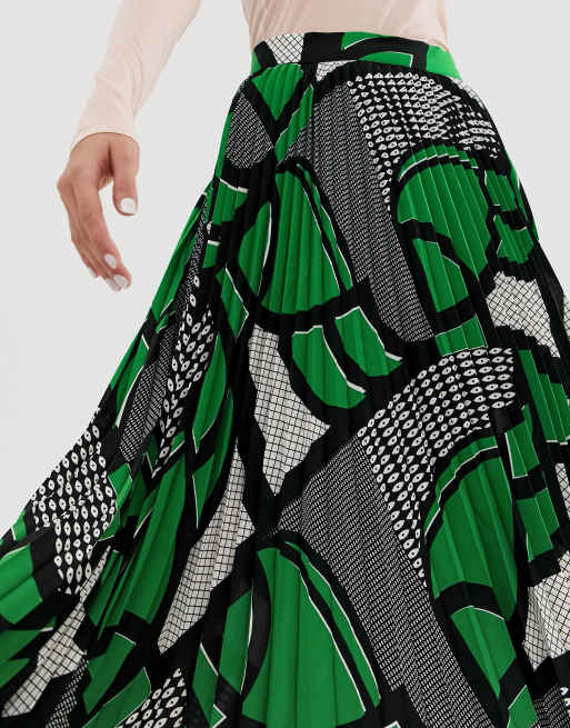 Geometric patterned clearance skirt