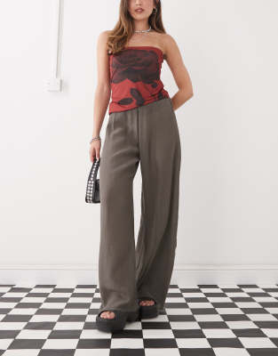 Weekday - Plissee-Hose in dunklem Maulwurfbraun mit weitem Bein-Grau