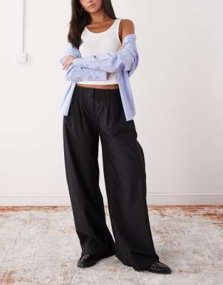 Weekday - Plissierte Hose in Schwarz mit sehr weitem Beinschnitt