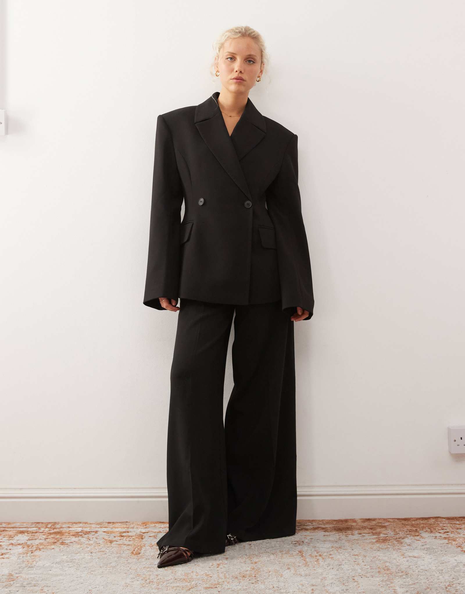 Расклешенные брюки премиум-класса на каждый день со складками спереди черного цвета - часть комплекта