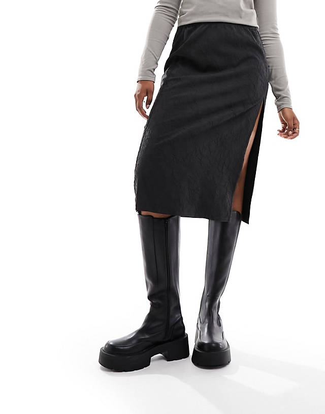 Weekday - priscilla crinkle midi skirt with side split in dark grey