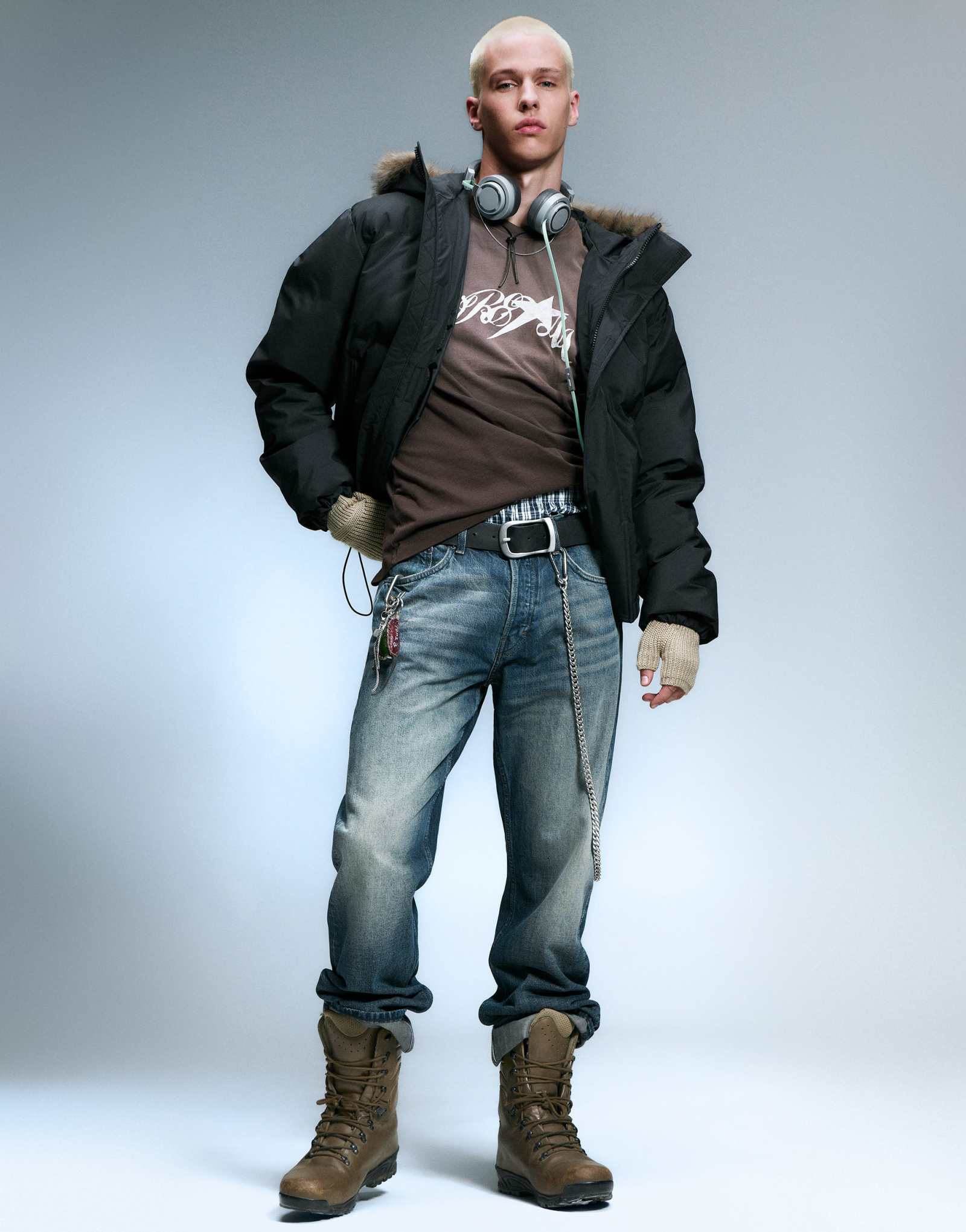 Повседневное пуховое пальто черного цвета с капюшоном на подкладке из искусственного меха