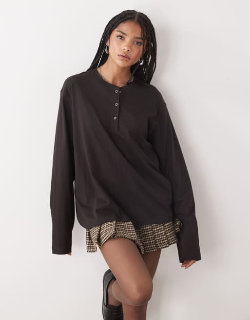 Weekday - Rechte henley top met lange mouwen en knopen in donkerbruin