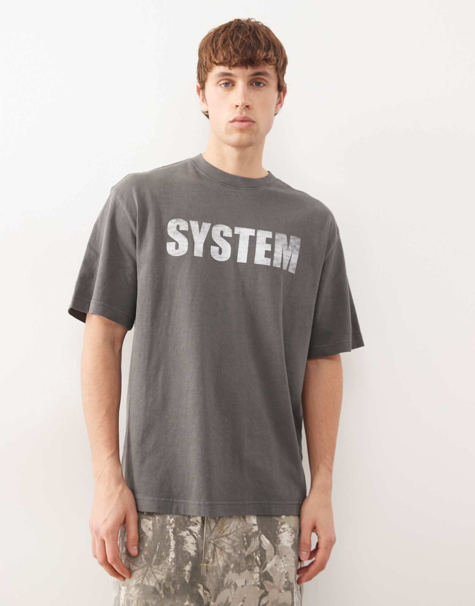 Повседневная футболка свободного кроя черного цвета с системным рисунком