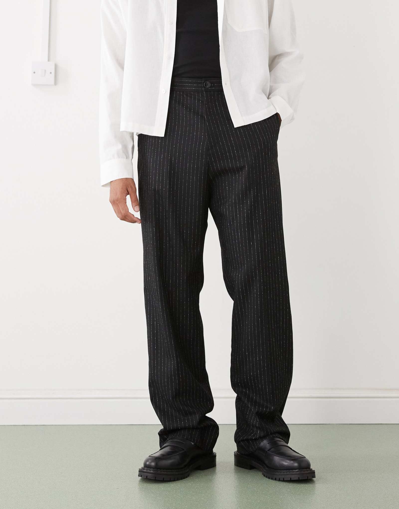 Сшитые на заказ брюки свободного покроя в будний день в черную полоску