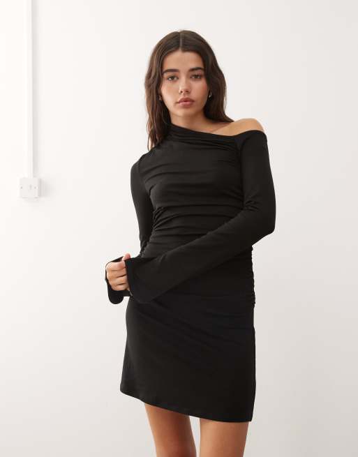 Weekday - Robe asymétrique courte à manche longue et côtés froncés - Noir, 2 de 4