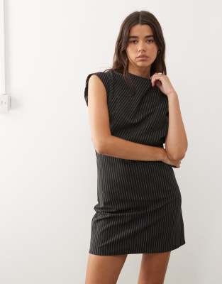 Robe courte dos nu à encolure bateau et fines rayures - Gris foncé 40