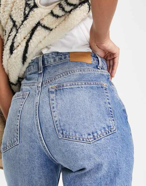 https://images.asos-media.com/products/weekday-rowe-extra-high-waist-straight-leg-jeans-in-honest-blue-mblue/201521125-3?$n_640w$&wid=513&fit=constrain