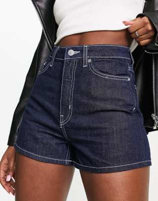 Weekday - Rowe - Mom-Shorts aus Denim in blauer Rinse-Waschung mit hohem Bund