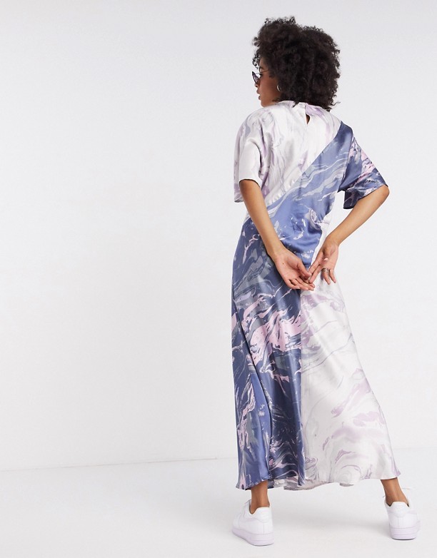 Weekday – RÓżnokolorowa atłasowa sukienka midi z marmurkowym wzorem Marmur z nadrukiem na całej powierzchni Rodzaje 