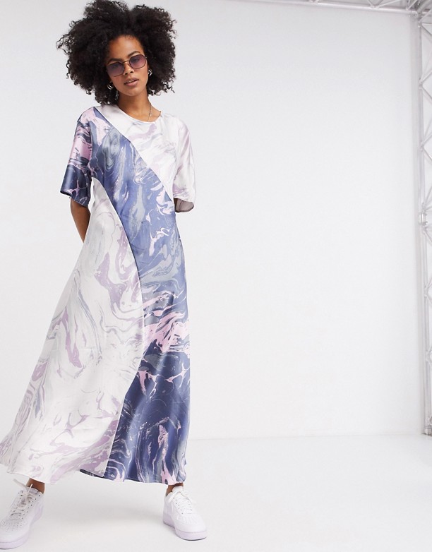 Weekday – RÓżnokolorowa atłasowa sukienka midi z marmurkowym wzorem Marmur z nadrukiem na całej powierzchni Rodzaje 