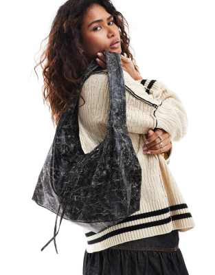 Weekday – Scale – Schultertasche in Schwarz mit Used-Design | ASOS