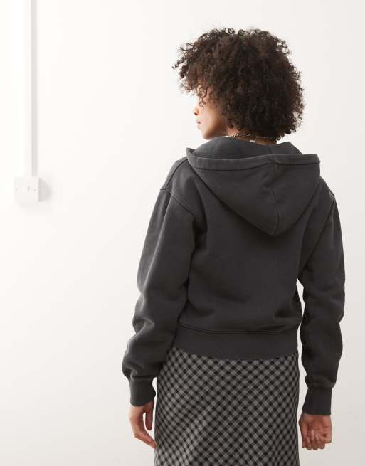 Weekday – Schmal geschnittene, figurbetonte Kapuzenjacke in verwaschenem Schwarz mit durchgehendem Reißverschluss, 4 von 4