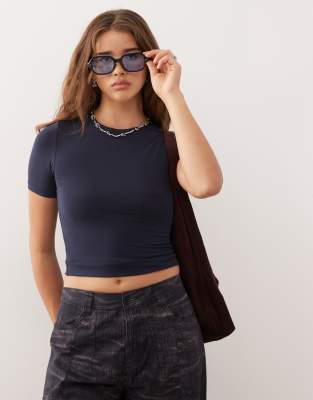 Weekday - Schmal geschnittenes T-Shirt in Dunkelblau