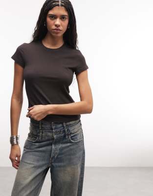 Weekday - Schmal geschnittenes T-Shirt in Dunkelbraun, exklusiv bei ASOS-Brown