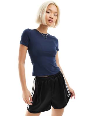 Weekday - Schmal geschnittenes T-Shirt in Marineblau