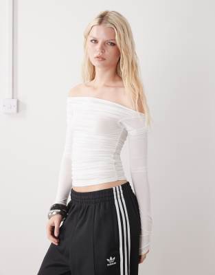 Weekday - Schulterfreies, langärmliges Oberteil in Weiß