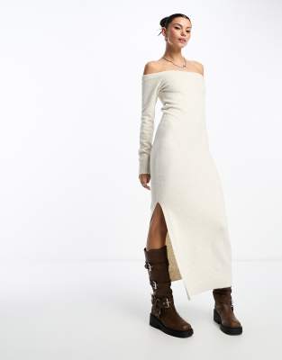 Weekday - Schulterfreies Strick-Pulloverkleid in Wollweiß meliert in Midaxilänge aus Wollmix, exklusiv bei ASOS