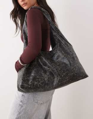 Weekday - Schultertasche aus weichem Wildlederimitat in rissigem Schwarz