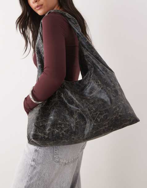 Weekday – Schultertasche aus weichem Wildlederimitat in rissigem Schwarz - view 1