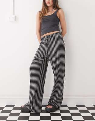 Weekday - Schwarz-grau gestreifte, weite Hose