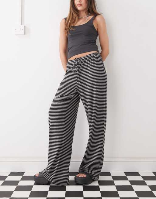Weekday – Schwarz-grau gestreifte, weite Hose
