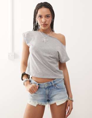 Weekday - Sehr kurze Jeans-Hotpants in Blau mit niedrigem Bund