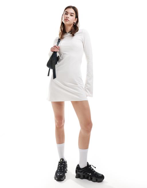 Weekday - Serena - Vestito corto a maniche lunghe con scollo a barchetta e maniche a campana bianco sporco
