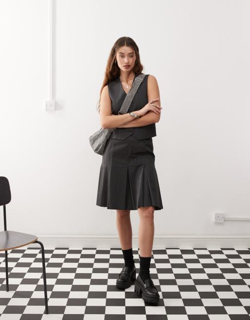 Weekday – Set in Grau mit Nadelstreifen bestehend aus Weste und Midirock