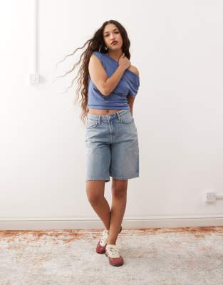 Weekday - Short taille basse en jean longueur genou - Bleu