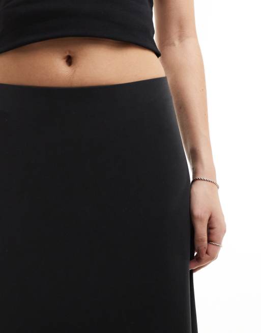Weekday – Signe – Svart draperande midikjol, 4 av 5